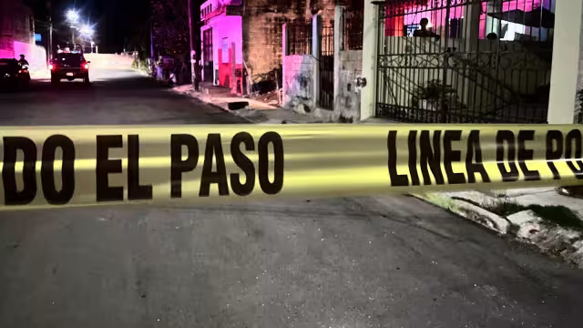 Al recibir la descarga, su cuerpo cayó sobre el balcón de una vivienda