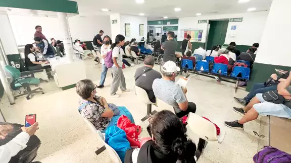Familiares de algunos enfermos dijeron que han tenido que esperar varios días para ser atendidos en algunas áreas