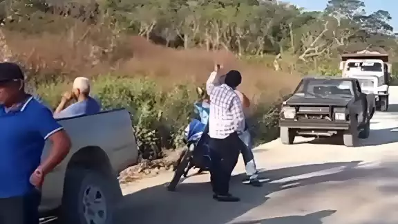 Más de 150 pobladores bloquearon por cuatro horas el acceso a un patio de maquinarias Más de 150 pobladores bloquearon por cuatro horas el acceso a un patio de maquinarias