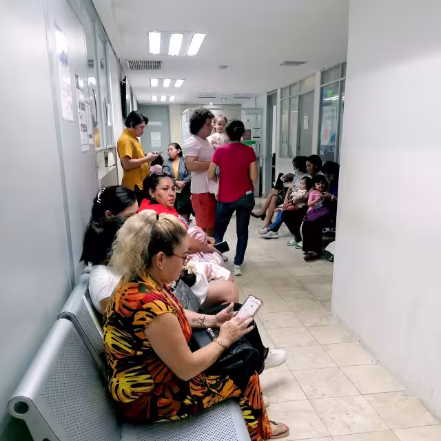 En los nosocomios de la entidad se ve a las familias a la espera de recibir información sobre el estado de salud de su enfermo