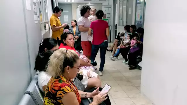 En los nosocomios de la entidad se ve a las familias a la espera de recibir información sobre el estado de salud de su enfermo