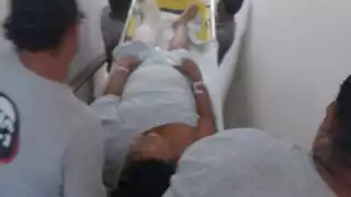 Los pacientes tienen que ser trasladados por las escaleras, algo que los pone en riesgo.