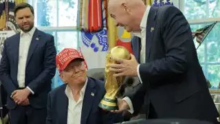 Gianni Infantino estuvo con Donald Trump para anunciar el sorteo de la próxima Copa del Mundo.