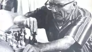 Emanuel Lasker, quien durante veintisiete años fue campeón mundial de ajedrez, inclinó su rey negro ante un genio mexicano