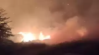 Incendio de maleza cerca de las vías del Tren Maya moviliza a bomberos en Escárcega
