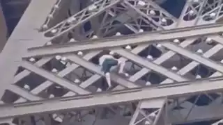 Hombre es detenido por escalar la Torre Eiffel horas antes de la Clausura de los Juegos Olímpicos París 2024