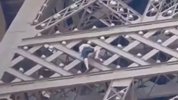 El hombre en ascenso y sin cuerdas de seguridad El hombre en ascenso y sin cuerdas de seguridad