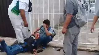 A pesar de llamar a las autoridades, habitantes deciden arremeter a presuntos ladrones en Cancún.