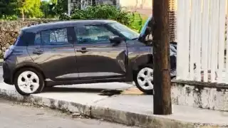 Impactado contra un muro termina Suzuki tras chocar a Chevrolet Beat en la calle 50 con 35-B