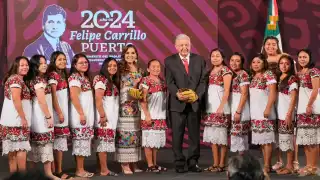 Diablillas de Hondzonot asisten a la conferencia de AMLO en Palacio Nacional