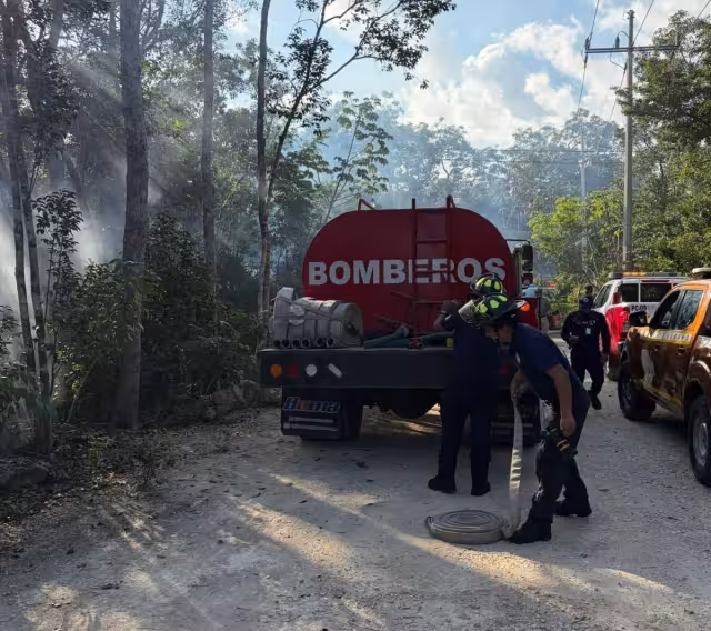 Incendio en palapa moviliza a cuerpos de emergencia en Tulum