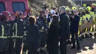 Durante su visita, los monarcas platicaron con los cuerpos de emergencia y rescate.