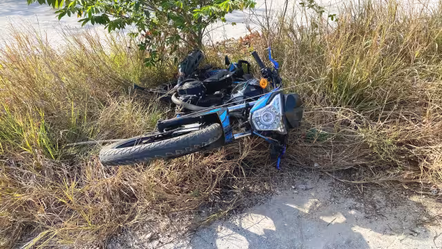 La mujer pasó a cargar gasolina, luego se enfiló a su hogar, al ver que se le había hecho tarde aceleró; pero la tierra en una curva causó que se impactara en el camellón