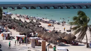 Proponen liberar de palapas y camastros las playas del Malecón de Progreso