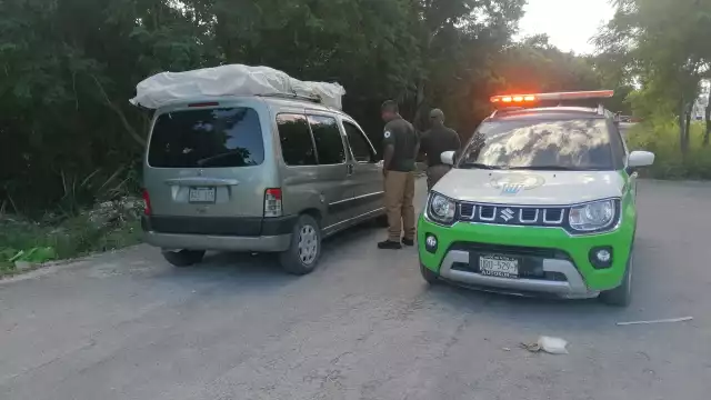 Al percatarse del cochón, los elementos de las patrullas le pidieron a los dueños no tirarlo a la vegetación