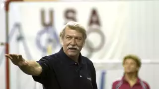 Bela Karolyi entre la barras y los anillos