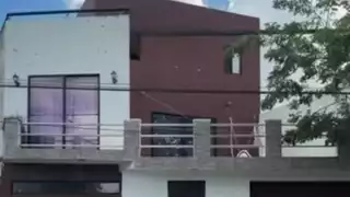 Joven sube al techo de su vivienda para limpiar la basura, al lanzarla toca cables de alta tensión