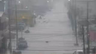Un fuerte aguacero vespertino provocó inundaciones severas en vialidades clave de la capital campechana