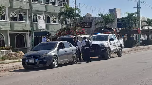 La Policía Estatal Preventiva (PEP) aseguró un automóvil Volkswagen gris con reporte de robo en la avenida Justo Sierra Méndez