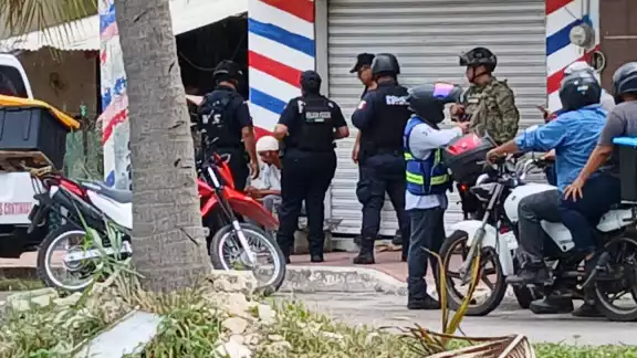 Las autoridades asistieron a la escena tras la amenaza de que el sujeto sería asesinado Las autoridades asistieron a la escena tras la amenaza de que el sujeto sería asesinado