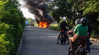 Un auto sufrió pérdida total tras incendiarse en la carretera Reforma-Bacalar.