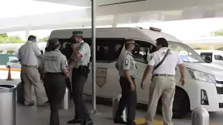 Un grupo de al menos 10, es retenido en una terminal de autobuses de esta capital