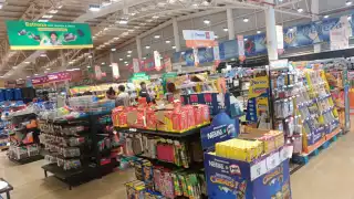 Padres de familia hacen compras de último momento