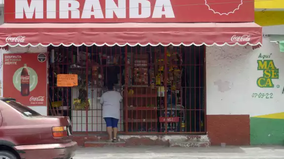 En algunos locales han optado por instalar hasta tres cámaras para vigilar sus negocios En algunos locales han optado por instalar hasta tres cámaras para vigilar sus negocios