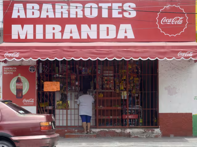 En algunos locales han optado por instalar hasta tres cámaras para vigilar sus negocios