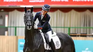 La jinete con su caballo en competencia