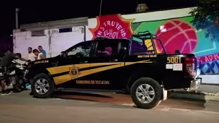 Joven abre la portezuela y presuntamente se lanza de un vehículo durante discusión en Mérida