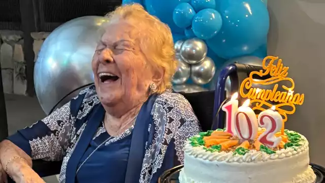 La señora Elda Mireya Sosa celebra su aniversario rodeada de sus hijos, nietos y bisnietos