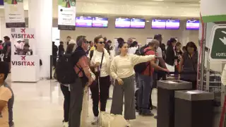 Previo a que abordara el avión, Evelyn Pimienta dijo estar muy emocionada por viajar a Oaxaca para la boda de su hija