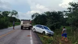 El auto terminó fuera de la carretera sin daños mayores.