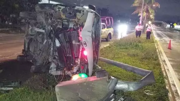 Conductor de transporte turístico sufre accidente por exceso de velocidad en Cancún Conductor de transporte turístico sufre accidente por exceso de velocidad en Cancún
