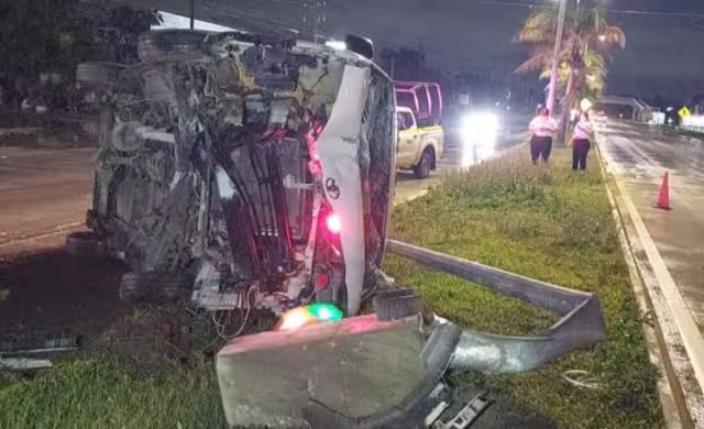 Conductor de transporte turístico sufre accidente por exceso de velocidad en Cancún