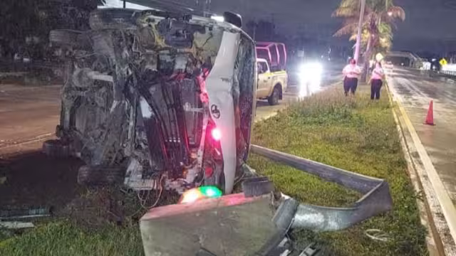 Conductor de transporte turístico sufre accidente por exceso de velocidad en Cancún