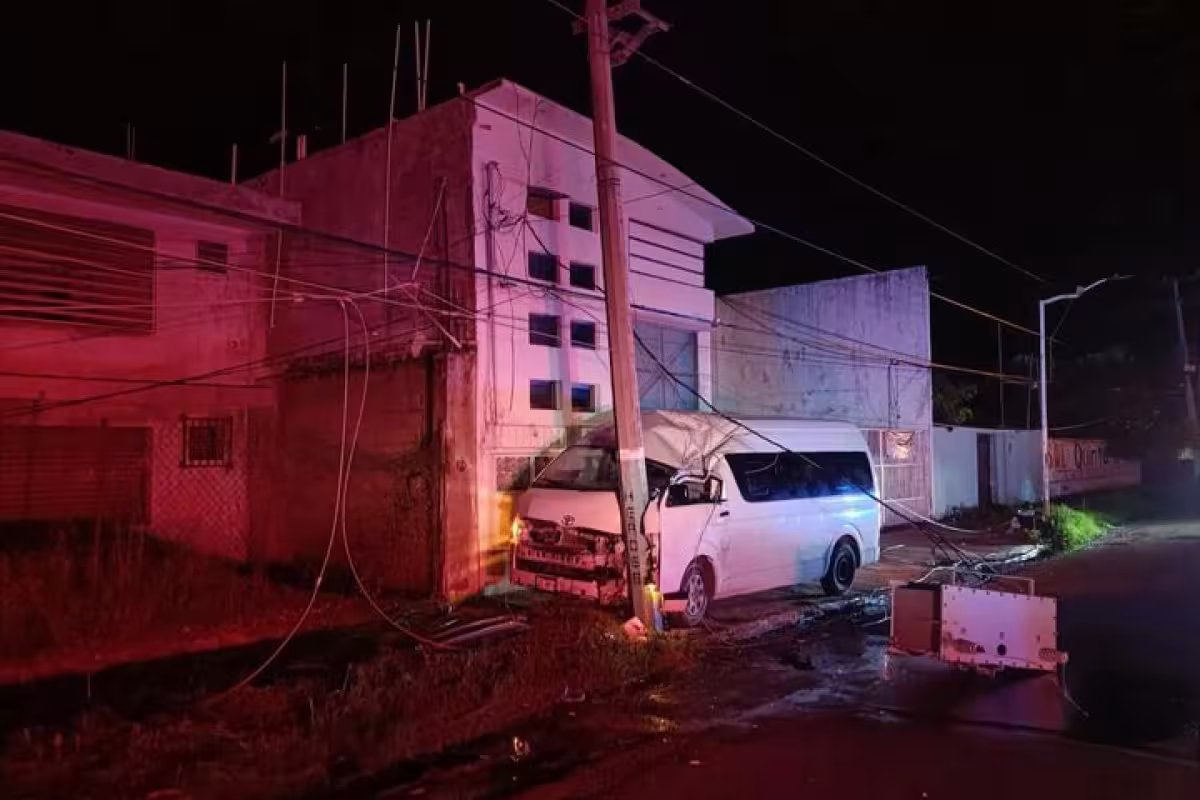 Conductor de van se estrella con poste y deja sin luz a colonias en ...