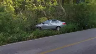 Pareja se accidenta en la carretera libre a Seybaplaya; sólo resultaron con un susto