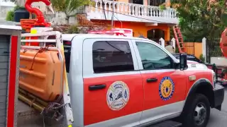 Bomberos rescatan a una mascota y dos personas de un incendio en su domicilio en  Cancún
