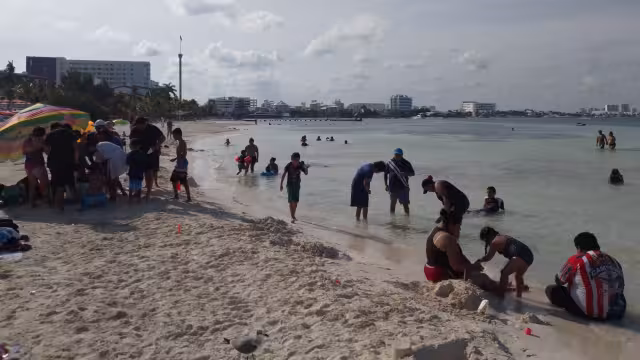 Hay playas de Cancún con menor cifra de bañistas