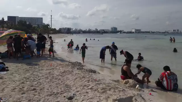 Hay playas de Cancún con menor cifra de bañistas