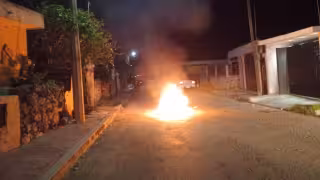 Discusión de pareja termina con ropa y libros incendiados en Tizimín