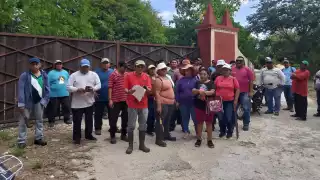 Ejidatarios de Baca protestan  por la construcción de una barda que impide el acceso a sus terrenos 