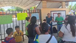 Protesta en Pomuch por falta de maestros en primaria Emiliano Zapata