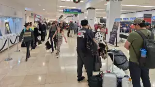 Mujer recupera su cartera tras olvidarla en el baño del aeropuerto de Mérida