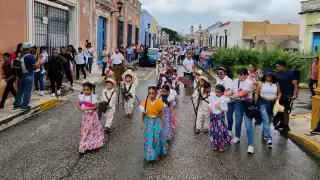 Pequeños de Campeche celebran la Revolución Mexicana con desfile