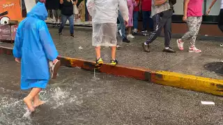 Algunas personas tuvieron que quitarse los zapatos para poder caminar entre el agua 