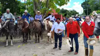 El contingente arribó a Tizimín cerca de las 14:00 horas, ingresando al lienzo charro Ing. Fernando Ponce García, donde fueron recibidos por el público asistente