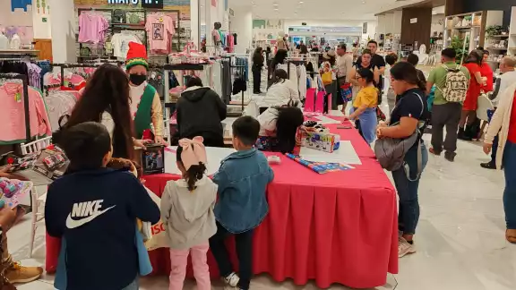 Abarrotan plaza comercial